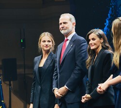 Sus Majestades los Reyes y Sus Altezas Reales la Princesa de Asturias y de Girona, y la Infanta Doña Sofía tras la ceremonia de entrega de los Premios